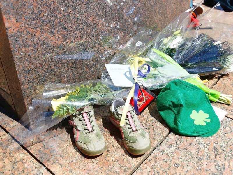 Blumen und Schuhe in Erinnerung an einen Studenten, der zu den Todesopfern gehörte.