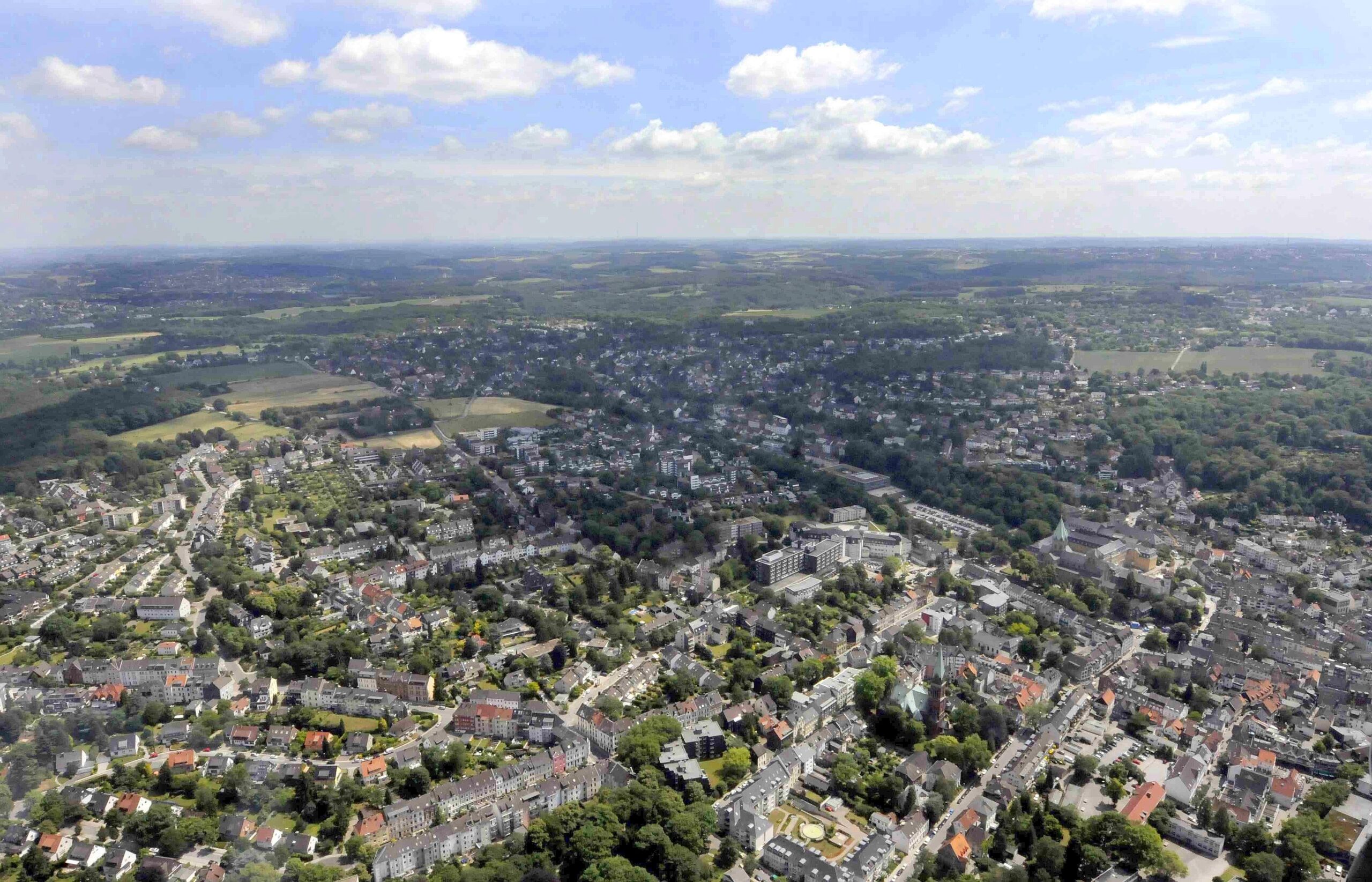 Luftschiffflug über den Mülheimer und Essener Süden. Essen-Werden Foto: Roy Glisson / WazFotoPool 01.06.2011