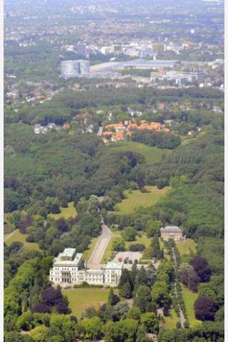 Luftschiffflug über den Mülheimer und Essener Süden. Villa Hügel und die Messe Essen. Foto: Roy Glisson / WazFotoPool 01.06.2011