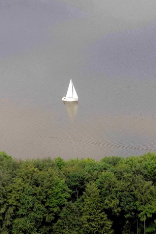 Luftschiffflug über den Mülheimer und Essener Süden.Ein Segelboot auf dem Baldeneysee. Foto: Roy Glisson / WazFotoPool 01.06.2011
