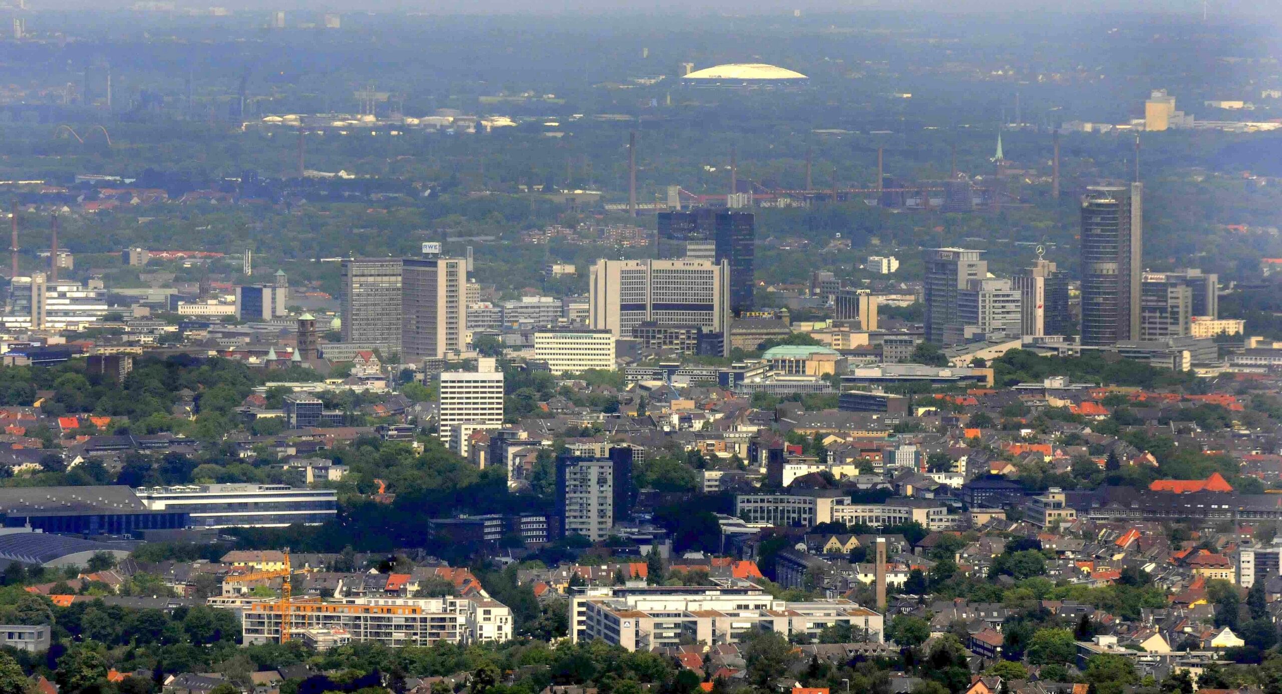 Luftschiffflug über den Mülheimer und Essener Süden. Essener Skyline. Foto: Roy Glisson / WazFotoPool 01.06.2011