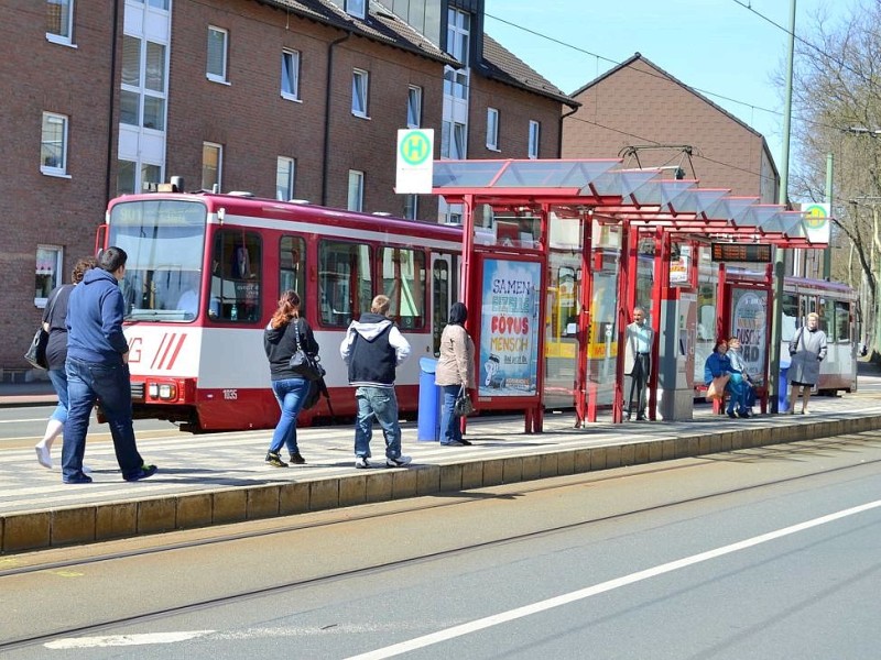 ... Kampstraße zu. Viele Menschen steigen dort ein, um in das Stadtinnere Duisburgs zu gelangen. Rund 33.500  Fahrgäste werden auf der Linie 901 täglich gezählt.