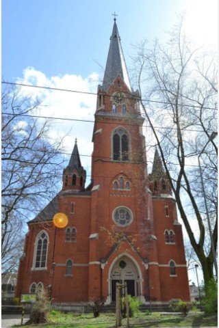 An der Kreuzeskirche der evangelischen Bonhoeffer Gemeinde Marxloh und Obermarxloh vorbei, führt die Fahrt ...