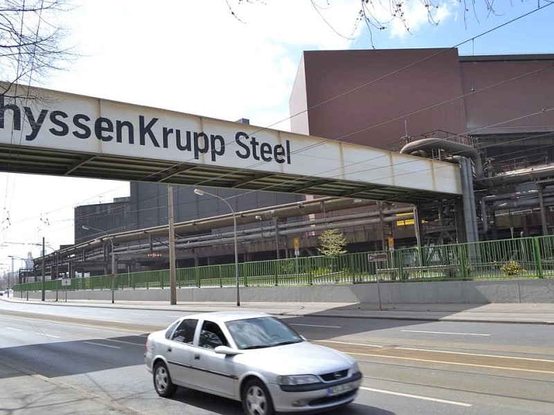 ... von Thyssen-Krupp. Wirtschaftlich hat der Stahlkonzern zu kämpfen. Bis 2015 sollen gut 1000 Arbeitsplätze am Standort Duisburg abgebaut werden.