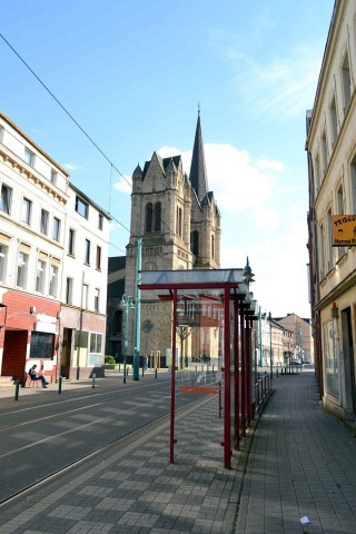 ... Laar Kirche. Die mächtigen Türme der St. Ewaldi Kirche sind schon von weitem zu sehen.