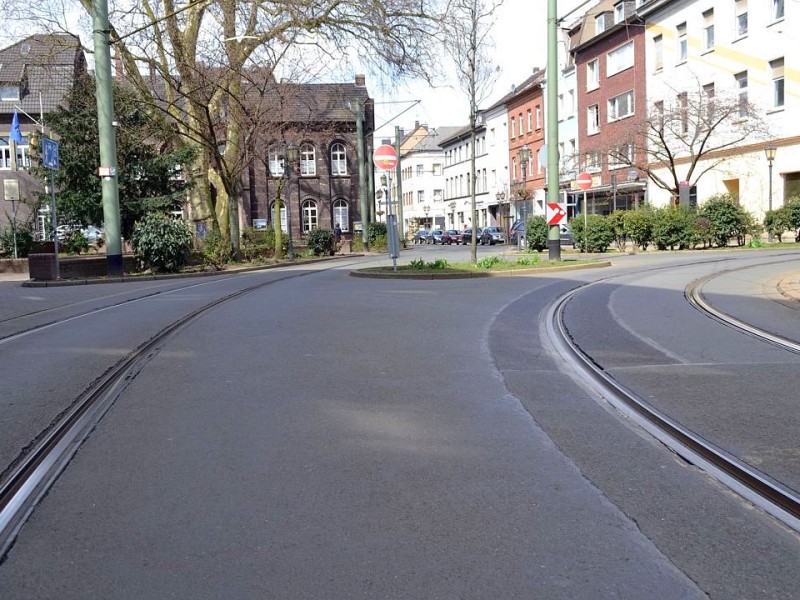 In der Bergiusstraße laufen die Schienen dann wieder parallel.