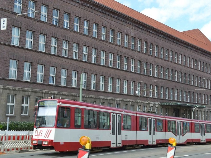 In Wahrheit hat das heutige Haus Ruhrort nur 510 Fenster. Das 1922 erbaute Gebäude diente lange Zeit als Verwaltungssitz für die Rheinischen Stahlwerke. Heute beherbergt es unter anderem eine Augenklinik. Auch Radio Duisburg sendete einige Jahre von hier aus sein Programm für die Stadt.