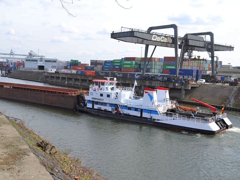 ... und unmittelbar daneben der Vinckekanal. Hinter dem Containerschiff ist bereits der Duisburger Hafen zur erkennen.