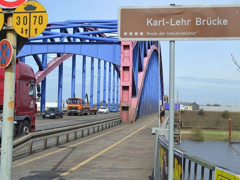 Benannt wurde die Brücke nach dem Duisburger Oberbürgermeister Karl Lehr. Heute sind weniger der Name, sondern mehr die Kosten der Straßenbrücke ein Politikum.
