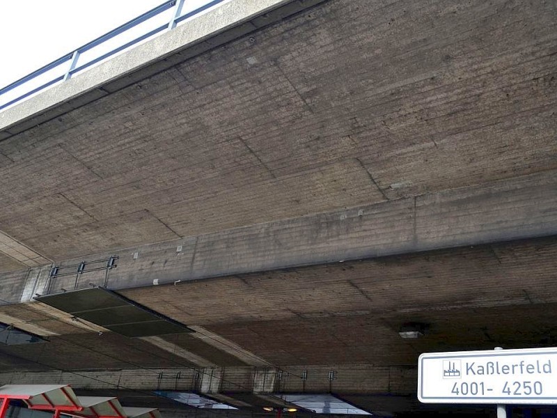 Die Haltestelle liegt unmittelbar unter der Autobahn A40.