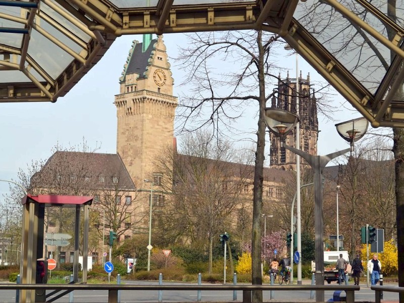 Von hier aus fuhr bereits 1882 eine dampfbetriebene Bahn durch Duisburg bis zur Haltestelle Monning in Mülheim. Damals hieß die heutige Haltestelle Rathaus allerdings noch Kuhtor.