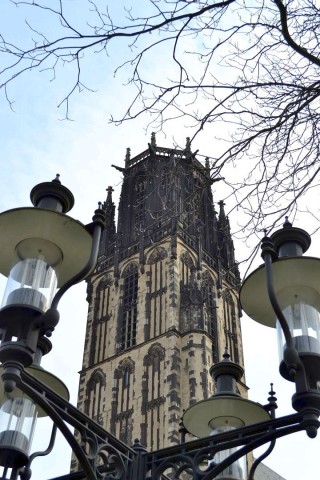 Von der Haltestelle am Duisburger Rathaus ist auch die Salvatorkirche nicht weit entfernt. Das spätgotische Bauwerk wurde im 13. und 14. Jahrhundert errichtet.