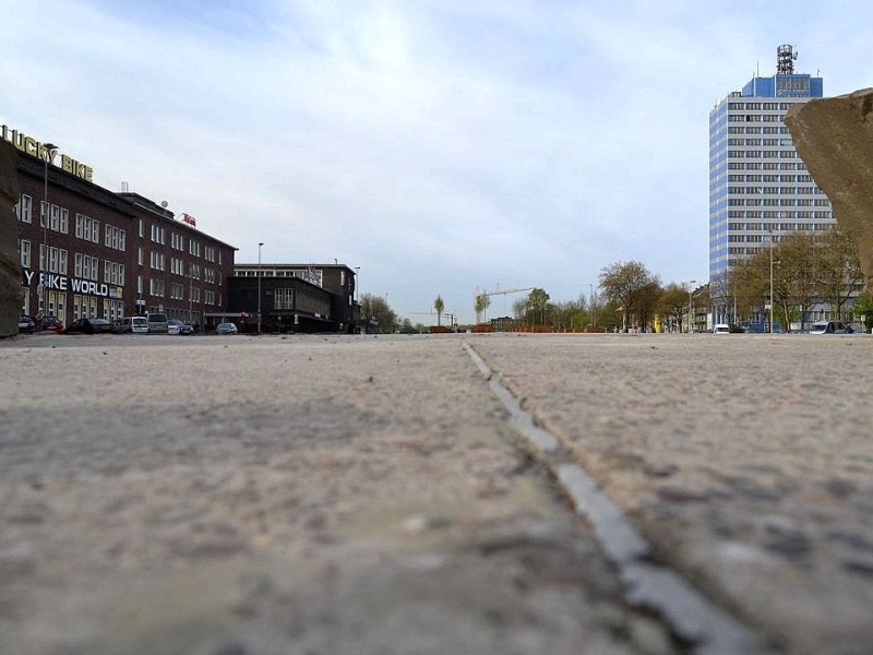 ... gelangt  direkt auf die Bahnhofsplatte. Der rund 3000 Quadratmeter große Betondeckel bedeckt seit 2010 den Mercatortunnel, durch den die Autobahn 59 führt.  Im Hintergrund ist das Hoist-Hochhaus zu sehen.