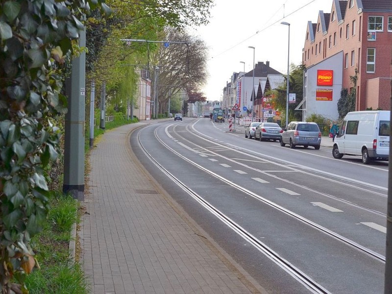 Über die Duisburger Straße führen die Schienen weiter in Richtung Speldorf.