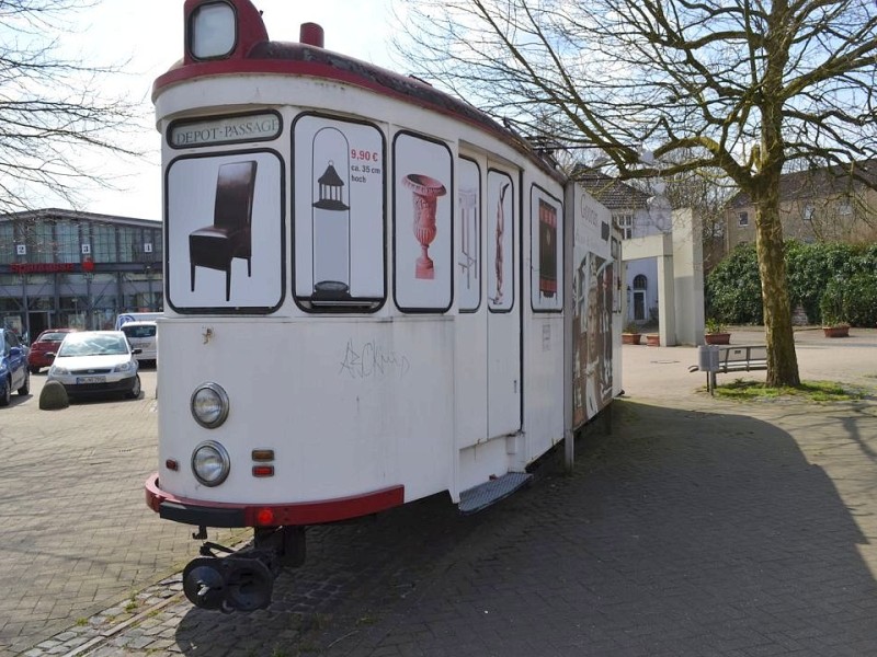 Hier steht noch eine alte Tram vor dem 1901 errichteten Speldorfer Straßenbahndepot. Nach der Stilllegung im Jahr 1967 wurde das Depot zunächst als Lagerhalle benutzt, später als Einkaufszentrum. Die Zukunft des historischen Gebäudes ist ungewiss. Eigentümer ist ein holländischer Immobilienfonds.
