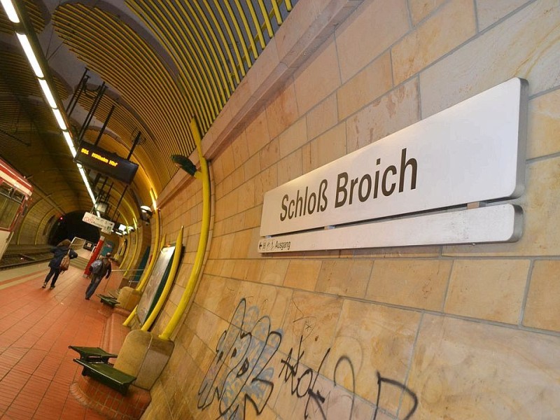 Nächste Station: Schloß Broich. Die erste Bahnverbindung zwischen Broich und Duisburg gab es bereits 1988. Damals  wurde die dampfbetriebene Vorgängerlinie bis hierhin verlängert.
