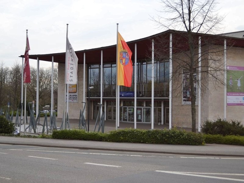 In der Nähe der Haltestelle Schloß Broich liegt auch die Stadthalle Mülheim. Bei dem hier stattfindenden Theaterfestival Stücke werden jährlich bedeutende Werke aus der aktuellen deutschen Theaterlandschaft aufgeführt.