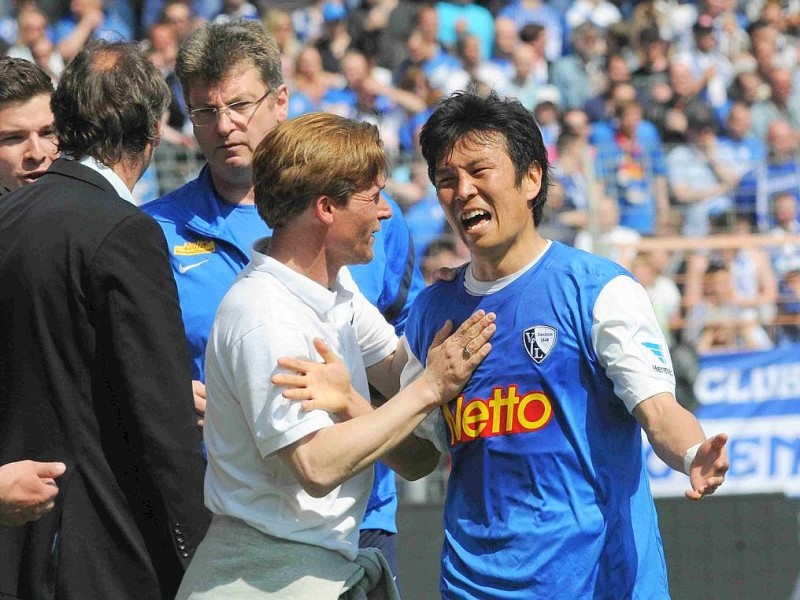 Der VFL Bochum (blaue Trikots) spielt am 04.05.2013 in der zweiten Bundesliga gegen  1 FC Köln im Rewirpower Stadion in Bochum . 2:1Dariusz Wosz und  Yusuke TasakaFoto: Udo Kreikenbohm/WAZ FotoPool