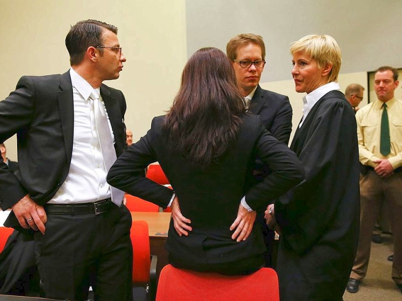 Beate Zschäpe mit ihren Anwälten Anja Sturm (r.), Wolfgang Heer and Wolfgang Stahl (l.).