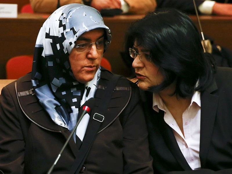 Adile Simsek (L), Witwe des von der NSU ermordeten Enver Simsek mit ihrer Rechtsanwältin - die Hinterbliebenen der Terroropfer sind als Nebenkläger vor Gericht vertreten.