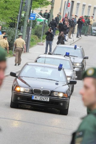 Die Angeklagte Beate Zschäpe und die vier Mitangeklagten kommen in einem Fahrzeugkonvoi zum Gericht in München.