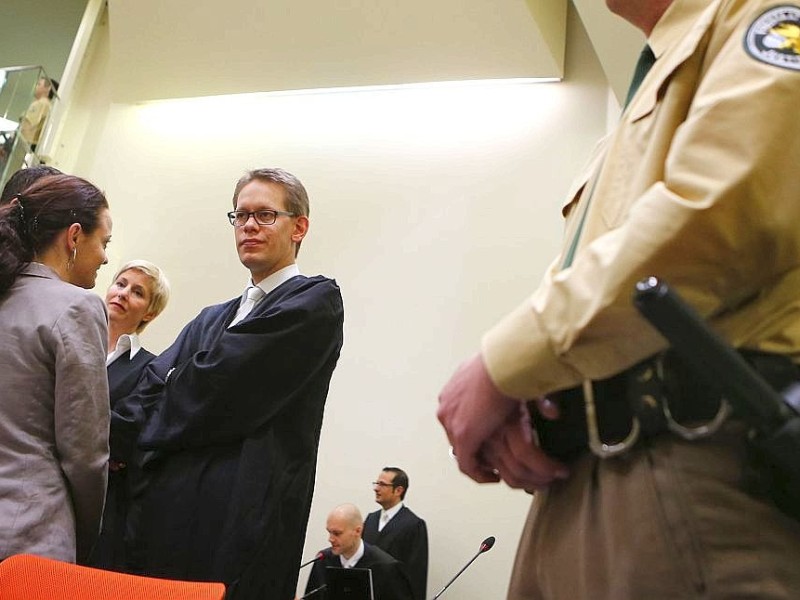 Bevor der Prozess fortgesetzt wird, spricht Zschäpe mit ihrem Anwalt Wolfgang Heer.
