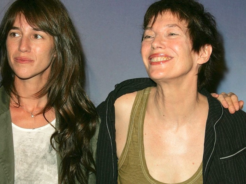 Die charismatische Schauspielerin Charlotte Gainsbourg mit ihrer Mutter, der Stilikone Jane Birkin, die auch als Schauspielerin und Model erfolgreich war.