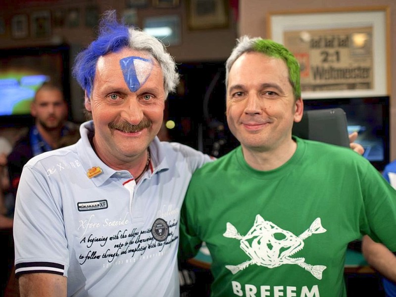 Wette verloren: Nach dem Klassenerhalt des VfL Bochum hat sich Trainer Peter Neururer die Haare blau-weiß färben lassen.