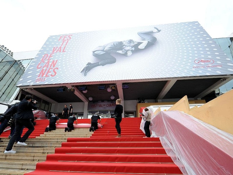 Kurz vor der Eröffnung der 66. Filmfestspiele in Cannes wird der rote Teppich für die Besucher ausgerollt. Das diesjährige Veranstaltungsplakat zeigt das längjährige Hollywood-Traumpaar Paul Newman und Joanne Woodward, fotografiert bei Dreharbeiten im Jahr 1963.