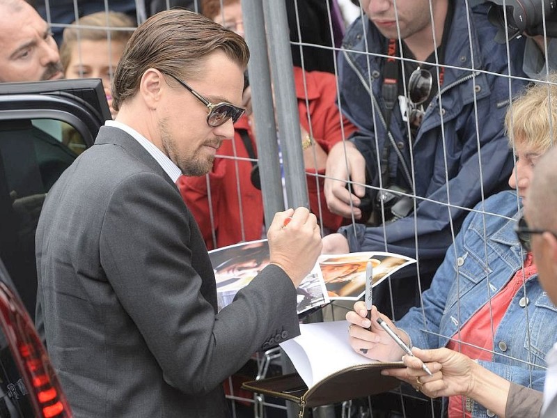 Schauspieler Leonardo DiCaprio gibt seinen wartenden Fans Autogramme.
