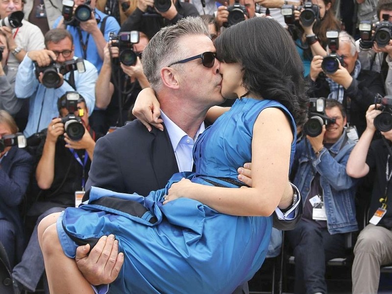 Schauspieler Alec Baldwin küsst seine Frau Hilaria Thomas bei den 66. Filmfestspielen an der Côte d’Azur in Cannes.