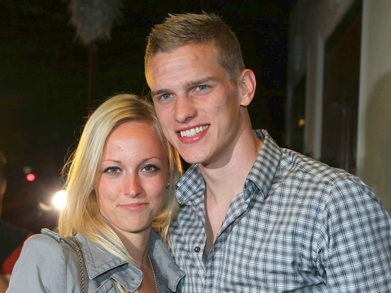 BVB Mittelfeld-Abräumer Sven Bender mit seiner Freundin Simone.