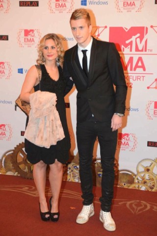 Nationalspieler Marco Reus, der vom BVB für satte 17 Millionen Euro eingekauft wurde, mit seiner Freundin Caroline.