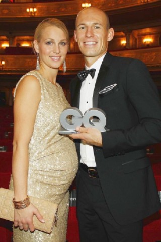 Einer der besten Linksaußen der Welt spielt für die Bayern: Arjen Robben mit seiner Frau Bernadien.