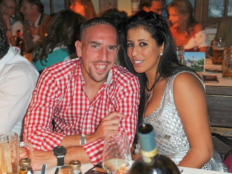 Er gilt als einer der schnellsten Spieler der Welt: Edel-Techniker und Bayern-Star Franck Ribéry mit seiner Frau Wahiba.