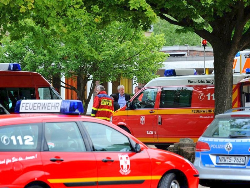 Großeinsatz für Rettungskräfte und Polizei am Freitag an der Albert-Schweitzer-Grundschule in Dorsten-Hervest: Beim Versprühen eines Bakteriums gegen den Waldschädling Eichenprozessionsspinner vom Hubschrauber aus, rieselte der Sprühnebel auch über dem Schulhof der Grundschule nieder. 15 Kinder mussten ins Krankenhaus. Während der Aktion wurden die wartenden und besorgten Eltern von Schule und Rettungskräften informiert.