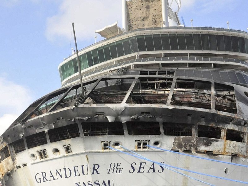 Das Kreuzfahrtschiff Grandeur of the Seas mit mehr als 3000 Menschen an Bord hat in der Karibik Feuer gefangen. Die 2224 Gäste und 796 Crew-Mitglieder seien aber unverletzt geblieben.