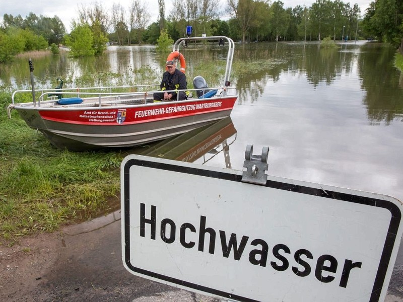 Einsatzkräfte der Feuerwehr in Bad Salzungen mit einem Boot bereit. Nach tagelangem Dauerregen ist hier die Werra über die Ufer getreten.