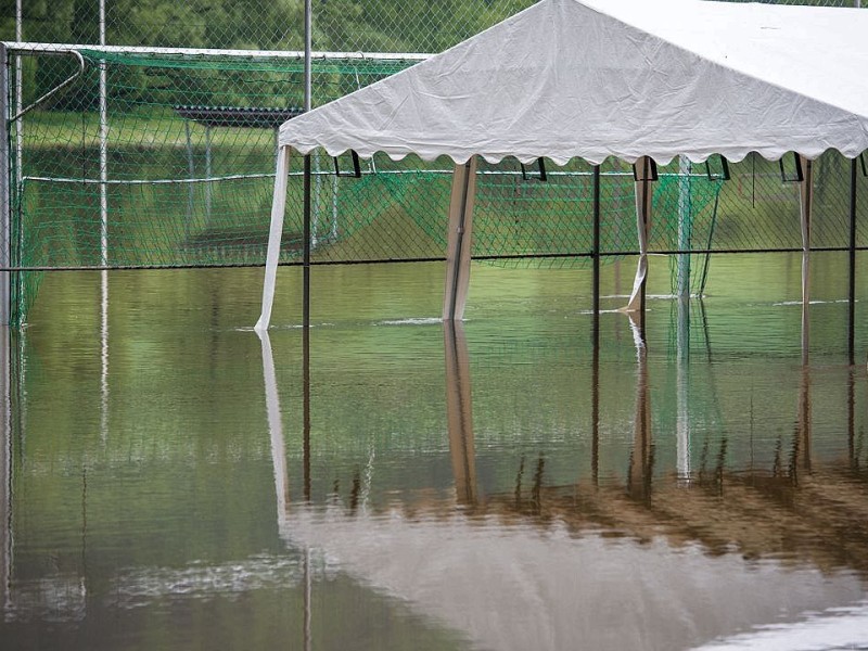 Der Sportplatz in Ködnitz im Landkreis Kulmbach in Bayern ist überflutet.