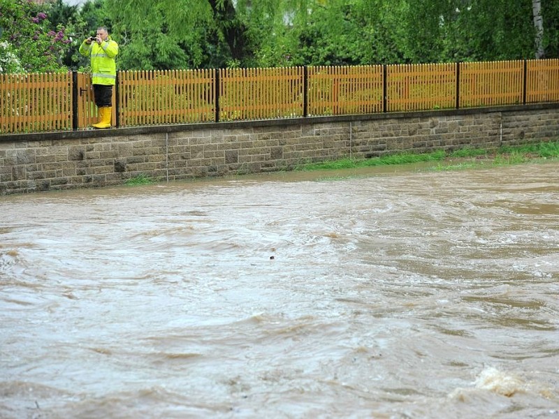 Überflutung in Bischleben, Thüringen: Ein Mann fotografiert den Wasserstand an der Zaunwiese in Erfurt-Bischleben.
