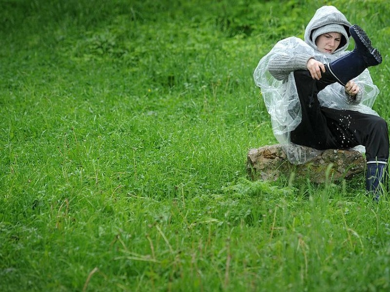 Regen, Regen, Regen. In Thürigen entleert gerade Nadine Meyer einen ihrer nassen Gummistiefel.