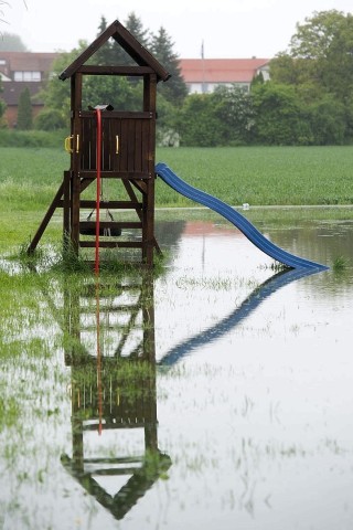 In Itzum steht dieser Spielplatz auf einer überfluteten Wiese. Nach dem Dauerregen sind auch in Niedersachsen Straßen teilweise überschwemmt und gesperrt.