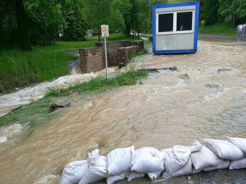 In Erfurt, Thüringen liegen Sandsäcke an der über die Ufer getretenen Gera, um Schlimmeres zu verhindern.