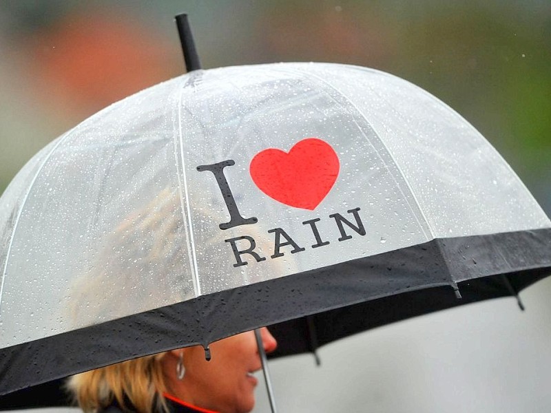 Mit ihrer Meinung auf dem Regenschirm dürfte diese junge Frau am in Sonneberg, Thüringen vermutlich ziemlich alleine sein. Dauerregen und teils heftiger Wind bestimmten das Wetter im Freistaat Thüringen am gesamten Wochenende.