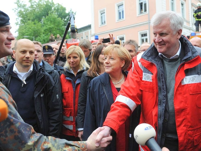 Bundeskanzlerin Angela Merkel (CDU)und Bayerns Ministerpräsident Horst Seehofer (CSU) besichtigten das Hochwasser-Gebiet im bayrischen Passau.