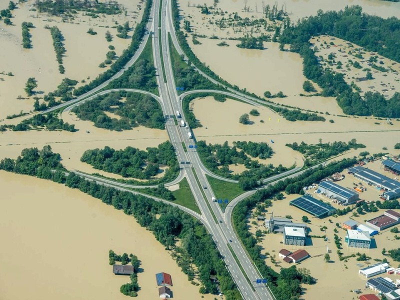 ...das Autobahnkreuz an der A3 und A92 in Deggendorf ist  überflutet. Der....