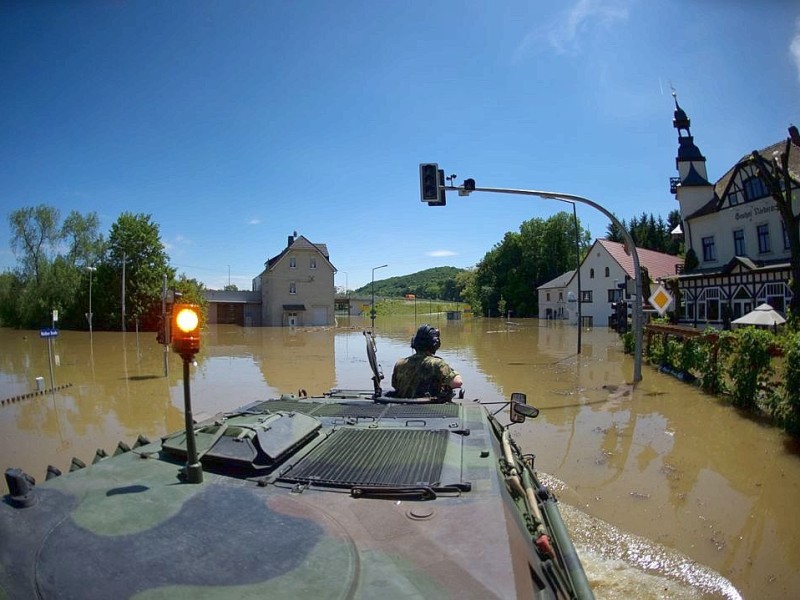 ...sächsischen Niederwartha fahren Bundeswehrsoldaten vom Panzerpionierbattaillon 701 aus Gera mit einem Transportpanzer durch die Hochwasser führende Elbe zum Einsatz. Ein...