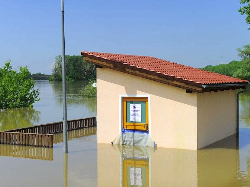Ein Häuschen der Wasserwacht ragt in Metten bei Deggendorf (Bayern) am überschwemmten Donauufer aus dem Hochwasser.