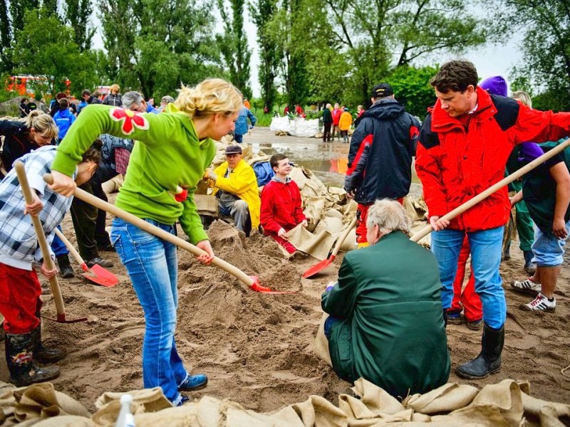 Mehr als 1000 freiwillge  Helfer, die meisten aus Walschleben und den umliegenden Ortschaften, kämpfen gegen einen drohenden Dammbruch der Gera.