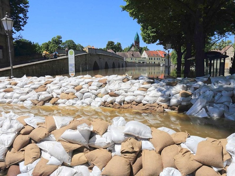 Sandsäcke liegen am Hochwasser der Saale an der Flutbrücke in Bernburg (Sachsen-Anhalt).